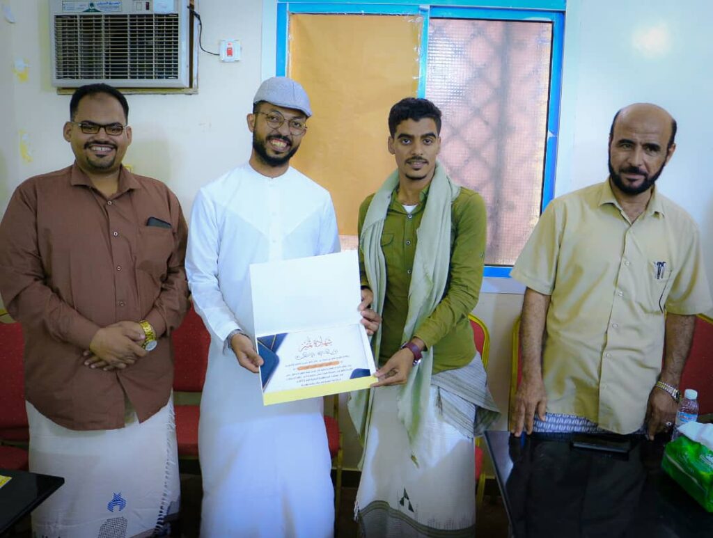 الشيخ ناصر بن أحمد بن علي جابر أبو صهيب يُكرم أبطال فيلم "علبة الموت" بمأدبة غداء ويكرمهم بدروع وشهادات تذكارية . الشيخ ناصر بن أحمد بن علي جابر أبو صهيب يُكرم أبطال فيلم "علبة الموت" بمأدبة غداء ويكرمهم بدروع وشهادات تذكارية .