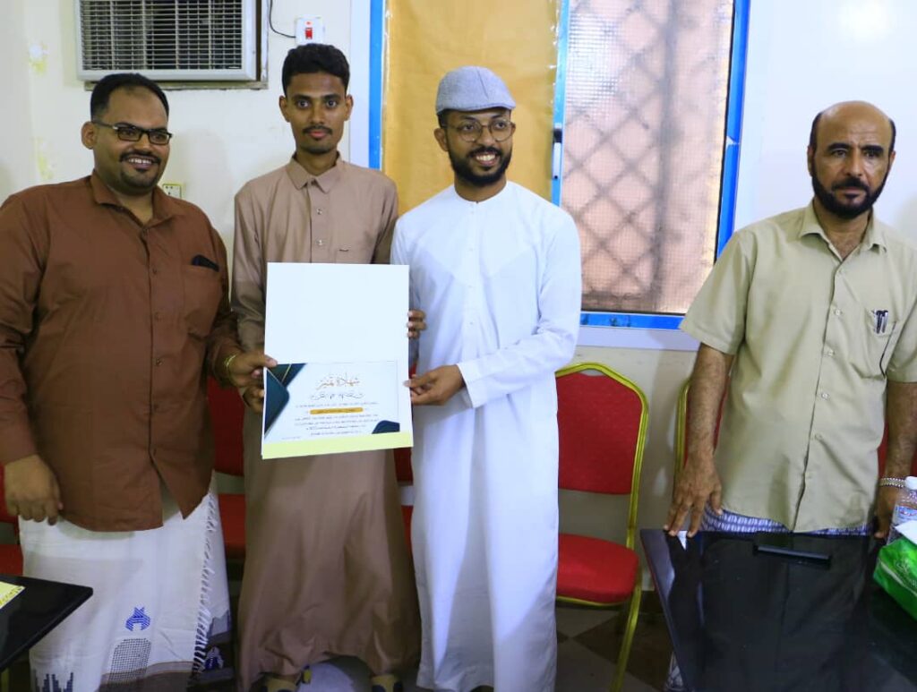 الشيخ ناصر بن أحمد بن علي جابر أبو صهيب يُكرم أبطال فيلم "علبة الموت" بمأدبة غداء ويكرمهم بدروع وشهادات تذكارية . الشيخ ناصر بن أحمد بن علي جابر أبو صهيب يُكرم أبطال فيلم "علبة الموت" بمأدبة غداء ويكرمهم بدروع وشهادات تذكارية .