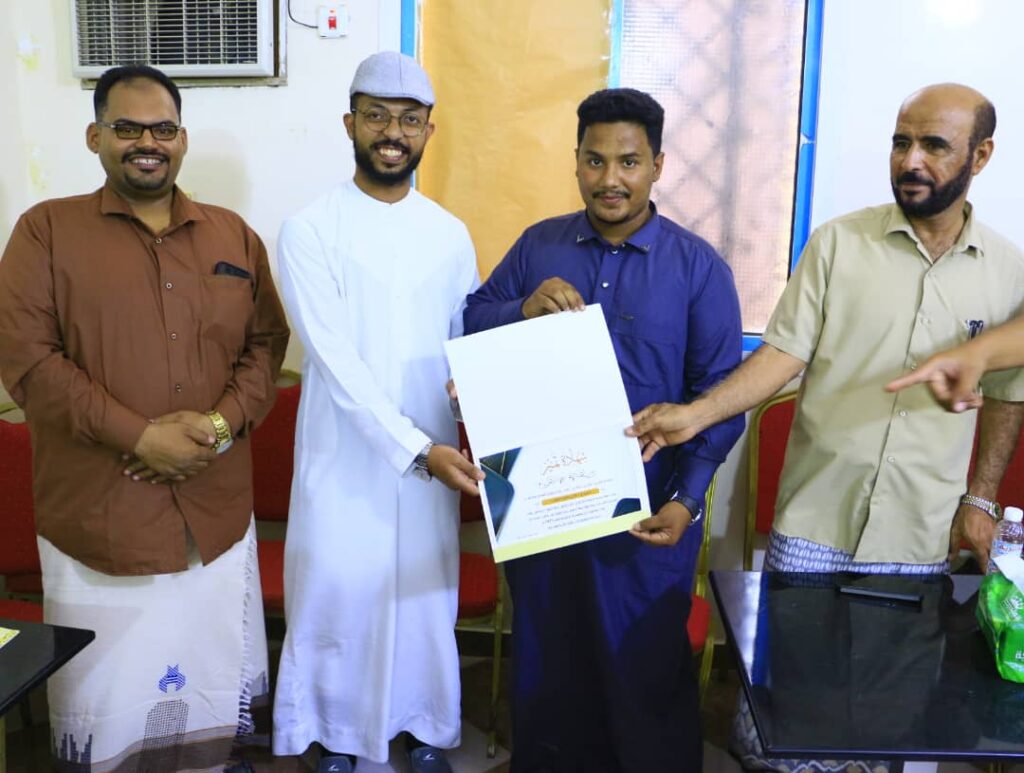 الشيخ ناصر بن أحمد بن علي جابر أبو صهيب يُكرم أبطال فيلم "علبة الموت" بمأدبة غداء ويكرمهم بدروع وشهادات تذكارية . الشيخ ناصر بن أحمد بن علي جابر أبو صهيب يُكرم أبطال فيلم "علبة الموت" بمأدبة غداء ويكرمهم بدروع وشهادات تذكارية .