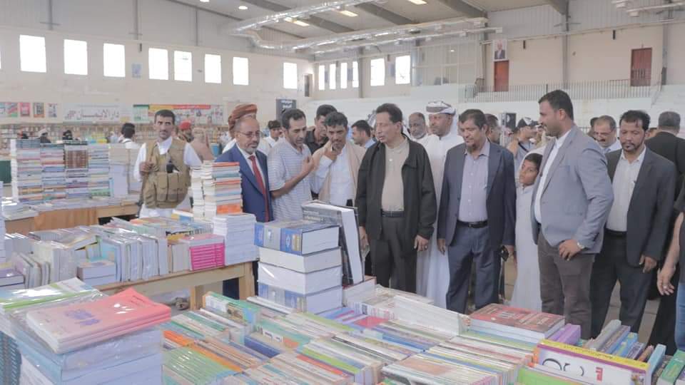 محافظ المهرة "بن ياسر" يدشن معرض الكتاب بمدينة الغيضة محافظ المهرة "بن ياسر" يدشن معرض الكتاب بمدينة الغيضة