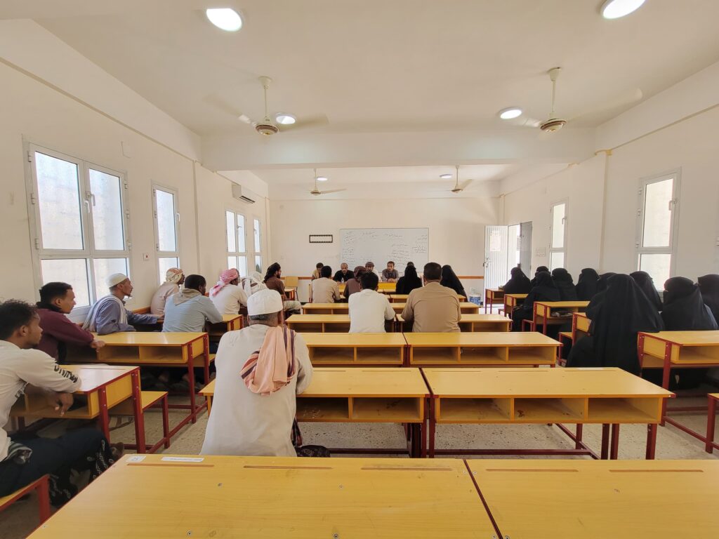 في إطار حرص قيادة السلطة المحلية بمديرية شبام على متابعة استعدادات لإستقبال العام الدراسي الجديد .. مدير عام شبام يعقد اجتماع بالهيئة التعليمية بثانوية الحوطة للبنات في إطار حرص قيادة السلطة المحلية بمديرية شبام على متابعة استعدادات لإستقبال العام الدراسي الجديد .. مدير عام شبام يعقد اجتماع بالهيئة التعليمية بثانوية الحوطة للبنات