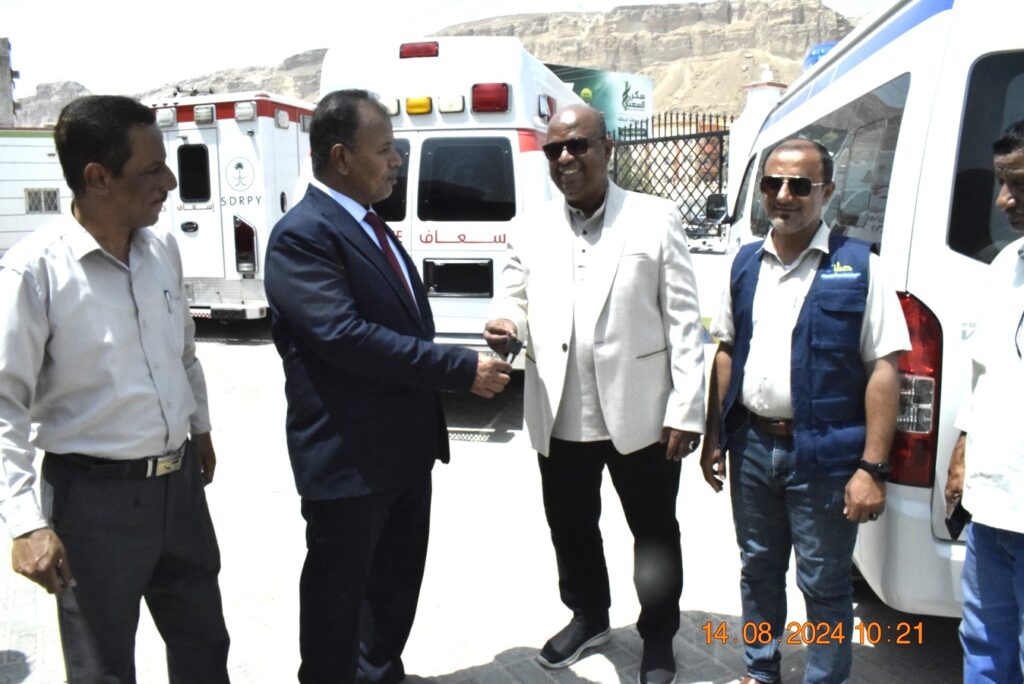 الوكيل العامري يسلم سيارات اسعاف لعدد من المرافق الصحية بوادي حضرموت الوكيل العامري يسلم سيارات اسعاف لعدد من المرافق الصحية بوادي حضرموت
