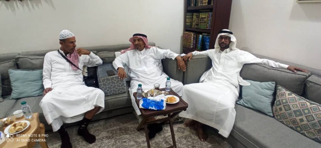 الصحفي والإعلامي اكرم النهدي في زيارته خاصه لرجل الاعمال الحضرمي الشيخ مبارك سالم باعبود باوزير الصحفي والإعلامي اكرم النهدي في زيارته خاصه لرجل الاعمال الحضرمي الشيخ مبارك سالم باعبود باوزير