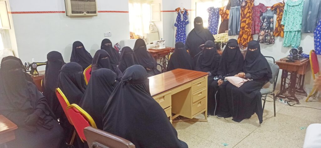 ضمن مشروع سبل العيش متعدد السنوات لتمكين الأسر إقتصاديًا .. مدير عام شبام يدشن دورة الخياطة والسباكة والحدادة لنقل المجتمع من مستوى الإحتياج إلى الإنتاج بالمديرية ضمن مشروع سبل العيش متعدد السنوات لتمكين الأسر إقتصاديًا .. مدير عام شبام يدشن دورة الخياطة والسباكة والحدادة لنقل المجتمع من مستوى الإحتياج إلى الإنتاج بالمديرية