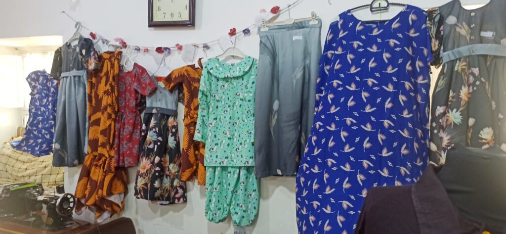 ضمن مشروع سبل العيش متعدد السنوات لتمكين الأسر إقتصاديًا .. مدير عام شبام يدشن دورة الخياطة والسباكة والحدادة لنقل المجتمع من مستوى الإحتياج إلى الإنتاج بالمديرية ضمن مشروع سبل العيش متعدد السنوات لتمكين الأسر إقتصاديًا .. مدير عام شبام يدشن دورة الخياطة والسباكة والحدادة لنقل المجتمع من مستوى الإحتياج إلى الإنتاج بالمديرية