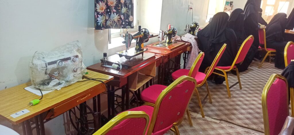 ضمن مشروع سبل العيش متعدد السنوات لتمكين الأسر إقتصاديًا .. مدير عام شبام يدشن دورة الخياطة والسباكة والحدادة لنقل المجتمع من مستوى الإحتياج إلى الإنتاج بالمديرية ضمن مشروع سبل العيش متعدد السنوات لتمكين الأسر إقتصاديًا .. مدير عام شبام يدشن دورة الخياطة والسباكة والحدادة لنقل المجتمع من مستوى الإحتياج إلى الإنتاج بالمديرية