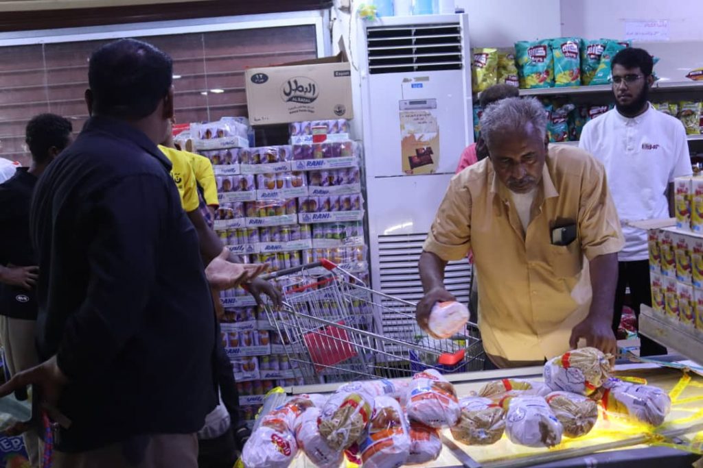 حملة مكثفة للإصحاح البيئي تكشف عن مخالفات خطيرة تهدد حياة المواطنين في أحد أكبر سوبر ماركت بالمكلا حملة مكثفة للإصحاح البيئي تكشف عن مخالفات خطيرة تهدد حياة المواطنين في أحد أكبر سوبر ماركت بالمكلا