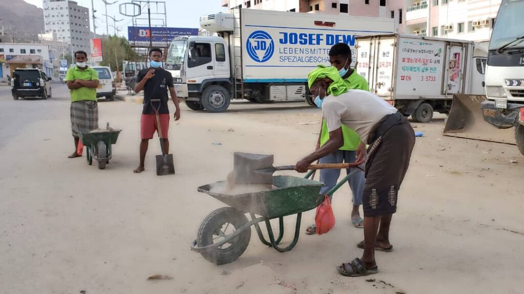 صندوق نظافة ساحل حضرموت ينفذ حملة مكثفة مشتركة لإزالة ورفع مخلفات المنخفض الجوي بالمكلا صندوق نظافة ساحل حضرموت ينفذ حملة مكثفة مشتركة لإزالة ورفع مخلفات المنخفض الجوي بالمكلا