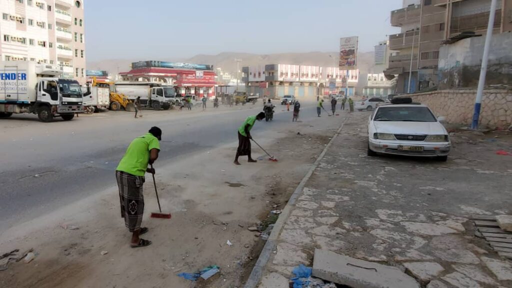 صندوق نظافة ساحل حضرموت ينفذ حملة مكثفة مشتركة لإزالة ورفع مخلفات المنخفض الجوي بالمكلا صندوق نظافة ساحل حضرموت ينفذ حملة مكثفة مشتركة لإزالة ورفع مخلفات المنخفض الجوي بالمكلا