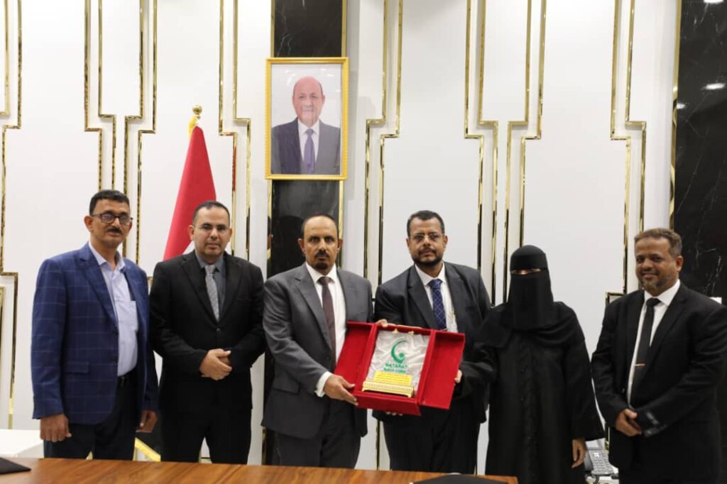 محافظ حضرموت يرعى مراسم التوقيع على مشروع انشاء معهد مهني للبنين بمدينة الشحر محافظ حضرموت يرعى مراسم التوقيع على مشروع انشاء معهد مهني للبنين بمدينة الشحر