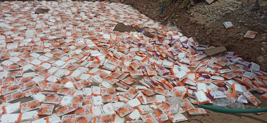 إتلاف حاوية أفخاد دجاج منتهي الصلاحية تم ضبطها في ميناء المكلا من قبل الاداره العامة للمواصفات والمقاييس بساحل حضرموت بمشاركة جميع الجهات ذات العلاقة في عملية الإتلاف "صور" إتلاف حاوية أفخاد دجاج منتهي الصلاحية تم ضبطها في ميناء المكلا من قبل الاداره العامة للمواصفات والمقاييس بساحل حضرموت بمشاركة جميع الجهات ذات العلاقة في عملية الإتلاف "صور"