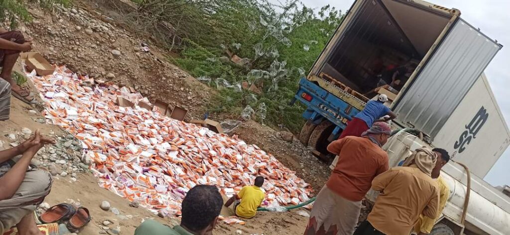 إتلاف حاوية أفخاد دجاج منتهي الصلاحية تم ضبطها في ميناء المكلا من قبل الاداره العامة للمواصفات والمقاييس بساحل حضرموت بمشاركة جميع الجهات ذات العلاقة في عملية الإتلاف "صور" إتلاف حاوية أفخاد دجاج منتهي الصلاحية تم ضبطها في ميناء المكلا من قبل الاداره العامة للمواصفات والمقاييس بساحل حضرموت بمشاركة جميع الجهات ذات العلاقة في عملية الإتلاف "صور"