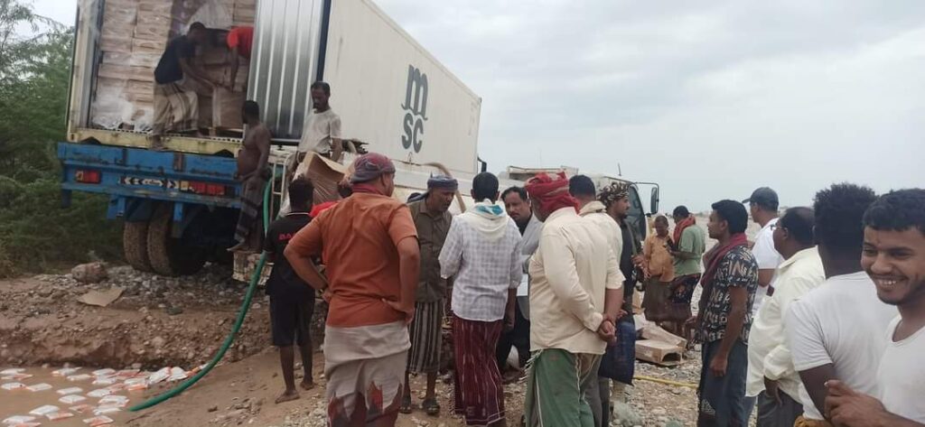 إتلاف حاوية أفخاد دجاج منتهي الصلاحية تم ضبطها في ميناء المكلا من قبل الاداره العامة للمواصفات والمقاييس بساحل حضرموت بمشاركة جميع الجهات ذات العلاقة في عملية الإتلاف "صور" إتلاف حاوية أفخاد دجاج منتهي الصلاحية تم ضبطها في ميناء المكلا من قبل الاداره العامة للمواصفات والمقاييس بساحل حضرموت بمشاركة جميع الجهات ذات العلاقة في عملية الإتلاف "صور"