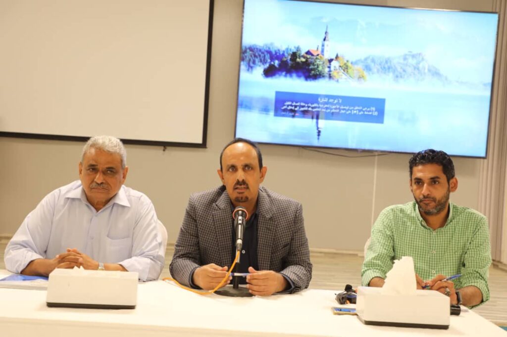 محافظ حضرموت يطلع على خطط ونتائج نشاط اللجنة الاستشارية لدعم جهود التنمية والخدمات محافظ حضرموت يطلع على خطط ونتائج نشاط اللجنة الاستشارية لدعم جهود التنمية والخدمات