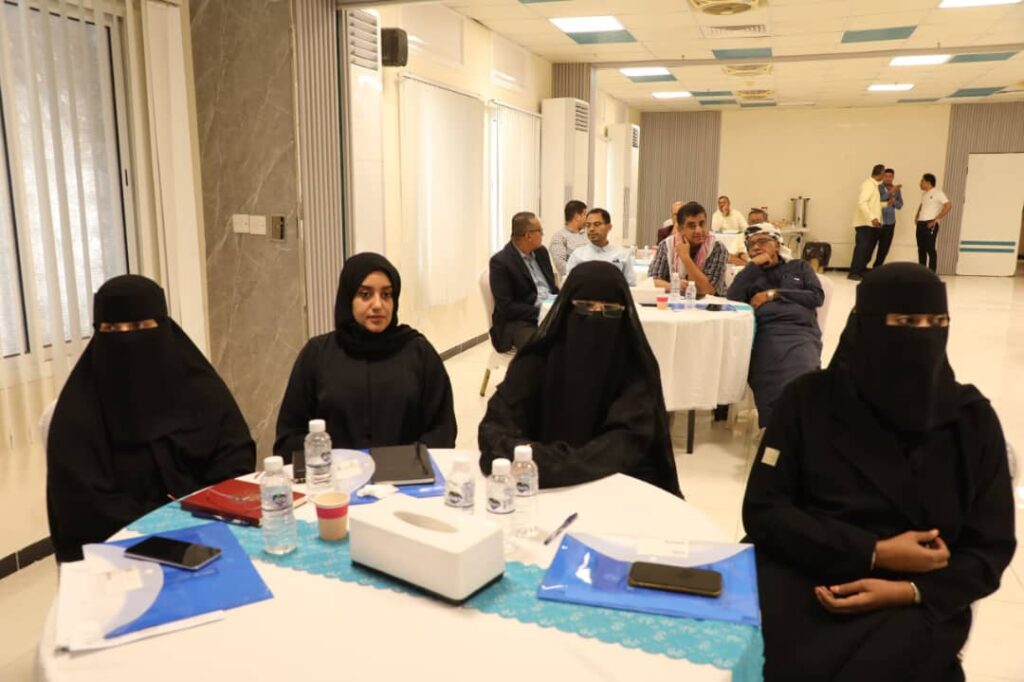 محافظ حضرموت يطلع على خطط ونتائج نشاط اللجنة الاستشارية لدعم جهود التنمية والخدمات محافظ حضرموت يطلع على خطط ونتائج نشاط اللجنة الاستشارية لدعم جهود التنمية والخدمات