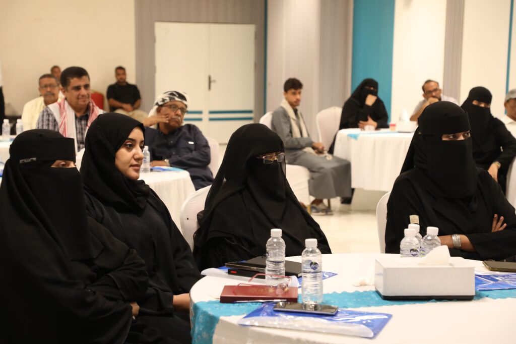 محافظ حضرموت يطلع على خطط ونتائج نشاط اللجنة الاستشارية لدعم جهود التنمية والخدمات محافظ حضرموت يطلع على خطط ونتائج نشاط اللجنة الاستشارية لدعم جهود التنمية والخدمات