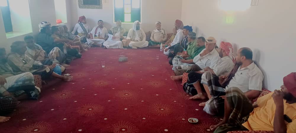 الشيخ سالم بن حسين السعدي شيخ مشائخ قبائل يافع حضرموت الساحل و الشيخ صالح بن عمر الشرفي أمام و خطيب جامع عمر الشيخ عوض بن عوض الشرفي والمقدم عبدالعزيز أحمد العكبري والشيخ خالد بن مالك والشيخ طالب باجري في زيارة إلى منزل مرجعية قبائل ال جابر بمديرية القطن . الشيخ سالم بن حسين السعدي شيخ مشائخ قبائل يافع حضرموت الساحل و الشيخ صالح بن عمر الشرفي أمام و خطيب جامع عمر الشيخ عوض بن عوض الشرفي والمقدم عبدالعزيز أحمد العكبري والشيخ خالد بن مالك والشيخ طالب باجري في زيارة إلى منزل مرجعية قبائل ال جابر بمديرية القطن .