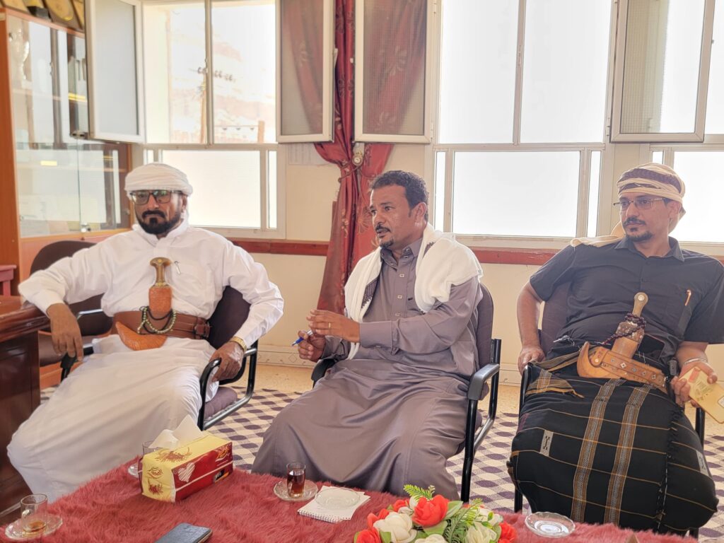 مدير عام شبام يلتقي برؤساء نقابتي المعلمين لمناقشة اوجه التعاون المشترك لضمان استمرار العملية التعليمية بالمديرية مدير عام شبام يلتقي برؤساء نقابتي المعلمين لمناقشة اوجه التعاون المشترك لضمان استمرار العملية التعليمية بالمديرية