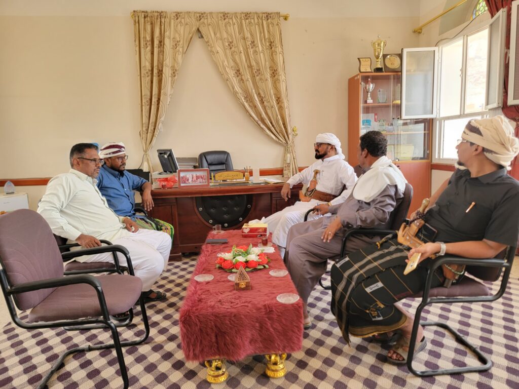 مدير عام شبام يلتقي برؤساء نقابتي المعلمين لمناقشة اوجه التعاون المشترك لضمان استمرار العملية التعليمية بالمديرية مدير عام شبام يلتقي برؤساء نقابتي المعلمين لمناقشة اوجه التعاون المشترك لضمان استمرار العملية التعليمية بالمديرية