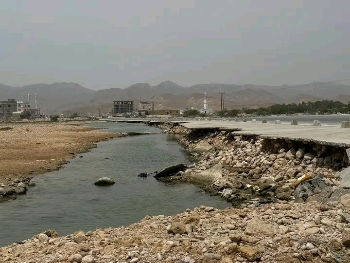 المهرة .. حذر من انهيار الطريق بالنظر إلى حجم تآكل الجسر .. الوكيل الفني " قويزان" يتفقد الأضرار التي طالت الجسر الأرضي بقشن الناجمة عن إعصار تيج المهرة .. حذر من انهيار الطريق بالنظر إلى حجم تآكل الجسر .. الوكيل الفني " قويزان" يتفقد الأضرار التي طالت الجسر الأرضي بقشن الناجمة عن إعصار تيج
