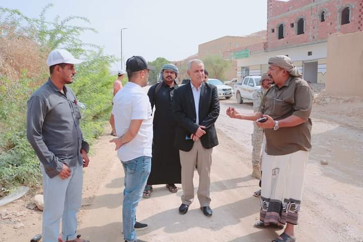 مدير عام سيئون يتفقد أضرار السيول بالخط الرئيسي شحوح بمدينة سيئون. مدير عام سيئون يتفقد أضرار السيول بالخط الرئيسي شحوح بمدينة سيئون.