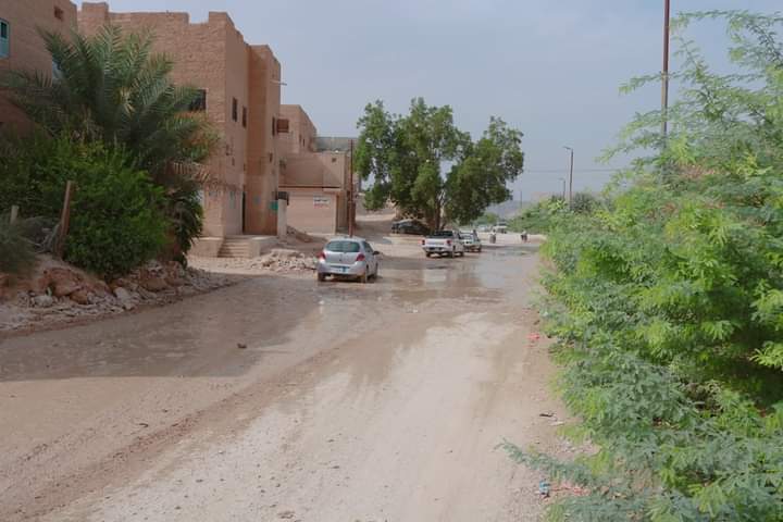 مدير عام سيئون يتفقد أضرار السيول بالخط الرئيسي شحوح بمدينة سيئون. مدير عام سيئون يتفقد أضرار السيول بالخط الرئيسي شحوح بمدينة سيئون.