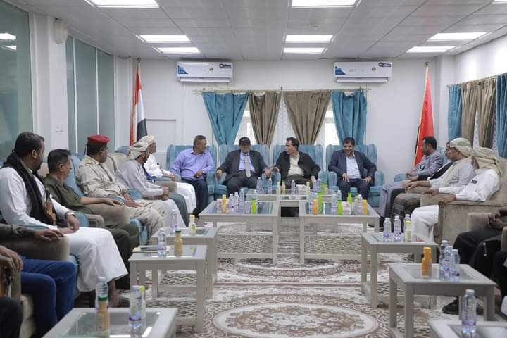 محافظ المهرة يبحث مع رئيس هيئة الطيران المدني تحديات تسيير الرحلات الجوية عبر مطار الغيضة الدولي محافظ المهرة يبحث مع رئيس هيئة الطيران المدني تحديات تسيير الرحلات الجوية عبر مطار الغيضة الدولي