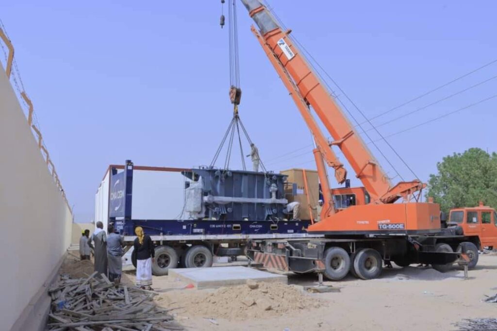 وصول ثاني المحولات بقدرة 20-25 ميقا وتنزيله بمحطة المنبعث التحويلية بالقطن وصول ثاني المحولات بقدرة 20-25 ميقا وتنزيله بمحطة المنبعث التحويلية بالقطن