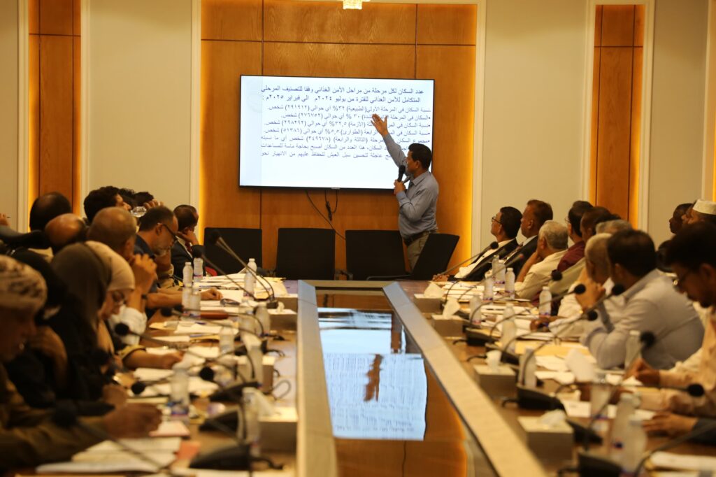 محافظ حضرموت يرأس اجتماعًا للمكتب التنفيذي بالمحافظة محافظ حضرموت يرأس اجتماعًا للمكتب التنفيذي بالمحافظة