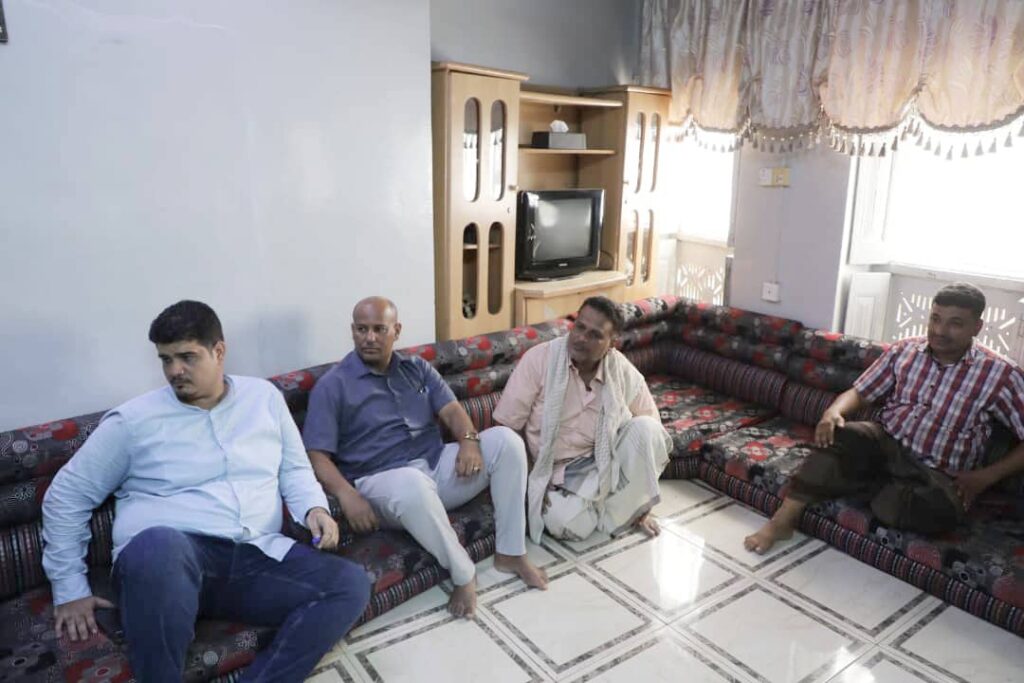 نقل له تحيات المحافظ ودعواته له بالشفاء .. لأمين العام لمحلي حضرموت يطمئن على صحة الشخصية الإدارية والاجتماعية سعيد عمر لجرب نقل له تحيات المحافظ ودعواته له بالشفاء .. لأمين العام لمحلي حضرموت يطمئن على صحة الشخصية الإدارية والاجتماعية سعيد عمر لجرب