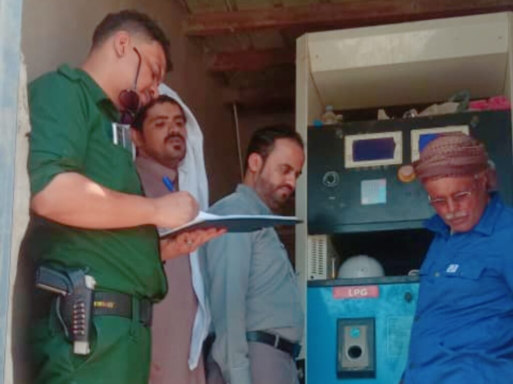 بناءً على توجيهات مدير عام سيئون .. مكتب الصناعة والتجارة بالمديرية يطلق حملات نزول على محطات الوقود لإستيفاء شروط مزاولة العمل ومدى الإلتزام بمعايير السلامة. بناءً على توجيهات مدير عام سيئون .. مكتب الصناعة والتجارة بالمديرية يطلق حملات نزول على محطات الوقود لإستيفاء شروط مزاولة العمل ومدى الإلتزام بمعايير السلامة.