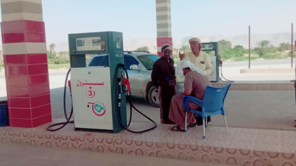 بناءً على توجيهات مدير عام سيئون .. مكتب الصناعة والتجارة بالمديرية يطلق حملات نزول على محطات الوقود لإستيفاء شروط مزاولة العمل ومدى الإلتزام بمعايير السلامة. بناءً على توجيهات مدير عام سيئون .. مكتب الصناعة والتجارة بالمديرية يطلق حملات نزول على محطات الوقود لإستيفاء شروط مزاولة العمل ومدى الإلتزام بمعايير السلامة.