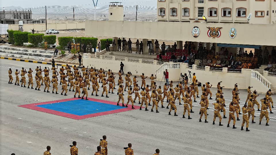محافظ حضرموت يشهد حفل اختتام الفرقة الأولى صاعقة لطلاب كلية الشرطة بحضرموت محافظ حضرموت يشهد حفل اختتام الفرقة الأولى صاعقة لطلاب كلية الشرطة بحضرموت