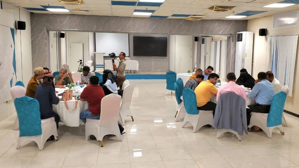 تضمن إجراء حوارات متعددة حول الأمن البيئي .. المعهد الأوربي يختتم لقائه الثاني لمشروع المسارات البيئية للمصالحة بالمكلا تضمن إجراء حوارات متعددة حول الأمن البيئي .. المعهد الأوربي يختتم لقائه الثاني لمشروع المسارات البيئية للمصالحة بالمكلا