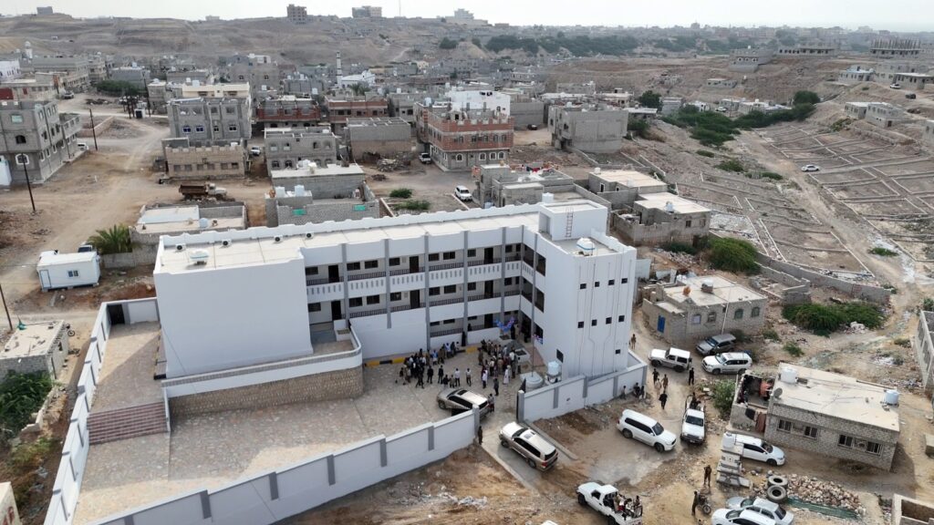 محافظ حضرموت يفتتح مشاريعاً في القطاع التربوي لتعزيز الاستقرار التعليمي ومواكبة حركة التوسع والكثافة السكانية محافظ حضرموت يفتتح مشاريعاً في القطاع التربوي لتعزيز الاستقرار التعليمي ومواكبة حركة التوسع والكثافة السكانية