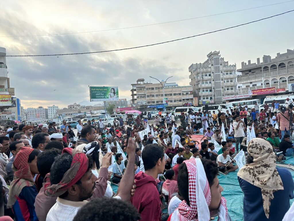 إقامتها اللجنة الشعبية لأبناء مناطق ساحل حضرموت ..وقفة تضامنية وجماهيرية في المكلا لتأييد حلف قبائل حضرموت ومؤتمر حضرموت الجامع إقامتها اللجنة الشعبية لأبناء مناطق ساحل حضرموت ..وقفة تضامنية وجماهيرية في المكلا لتأييد حلف قبائل حضرموت ومؤتمر حضرموت الجامع