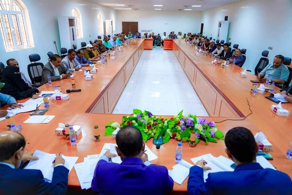 برئاسة محافظ شبوة ابن الوزير" المكتب التنفيذي يقف أمام عدد من التقارير ويتخذ الإجراءات اللازمة . برئاسة محافظ شبوة ابن الوزير" المكتب التنفيذي يقف أمام عدد من التقارير ويتخذ الإجراءات اللازمة .
