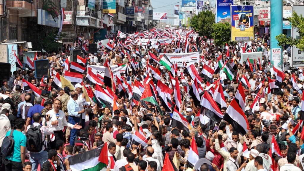 تعز: مسيرة مليونية حاشدة تؤكد على خيار المقاومة لاستعادة الدولة تعز: مسيرة مليونية حاشدة تؤكد على خيار المقاومة لاستعادة الدولة