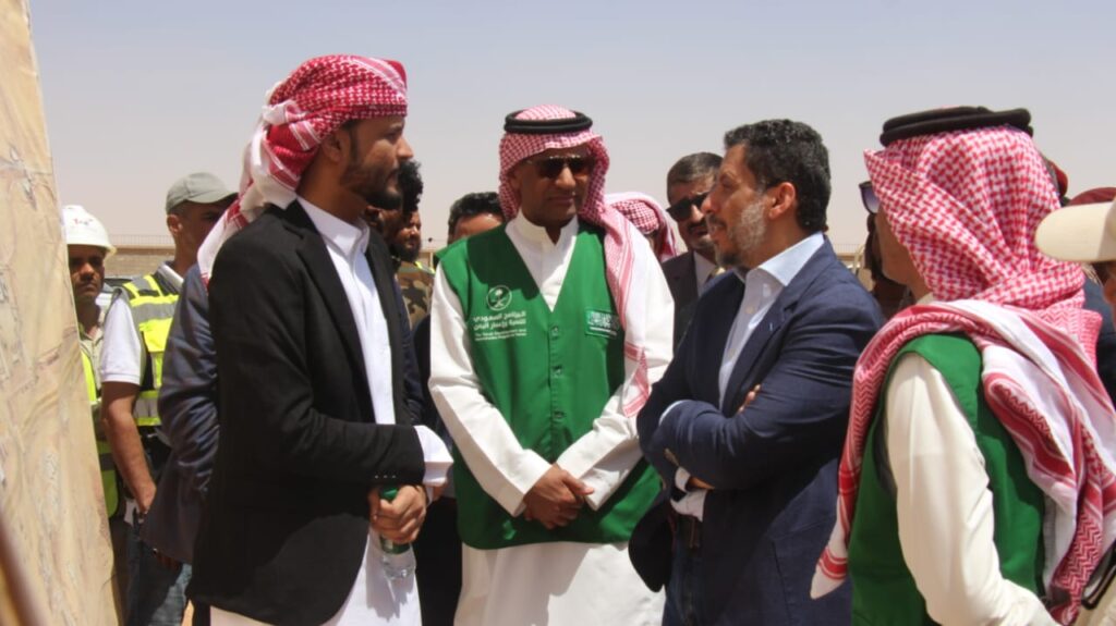 في زيارة خاطفة رئيس مجلس الوزراء يزور منفذ ميناء الوديعة البري ، وسط إشادة من المسافرين بتطورات المنفذ . في زيارة خاطفة رئيس مجلس الوزراء يزور منفذ ميناء الوديعة البري ، وسط إشادة من المسافرين بتطورات المنفذ .