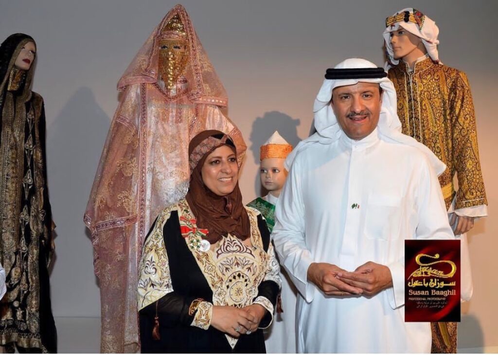 تكريم الإعلامية والمصورة العالمية سوزان باعقيل بدرع التميز تقديراً لإسهاماتها تكريم الإعلامية والمصورة العالمية سوزان باعقيل بدرع التميز تقديراً لإسهاماتها
