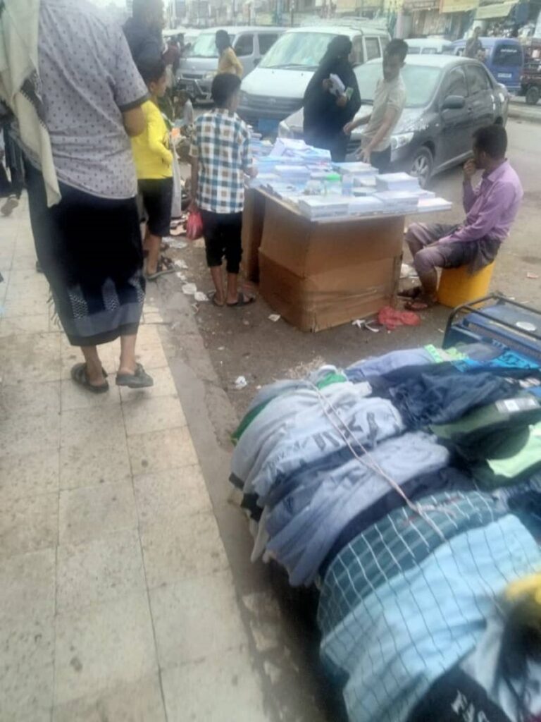 في عدن.. كُتب المدارس الحكومية في حراج الشيخ عثمان في عدن.. كُتب المدارس الحكومية في حراج الشيخ عثمان