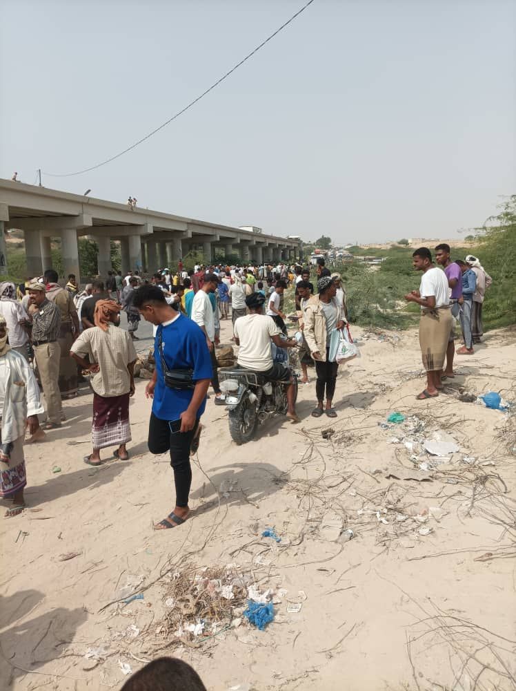 شاهد بالصور .. صيادو شحير يقطعون الخط الدولي الرابط بين المكلا والمناطق الشرقية للمطالبة بحقوقهمث شاهد بالصور .. صيادو شحير يقطعون الخط الدولي الرابط بين المكلا والمناطق الشرقية للمطالبة بحقوقهمث