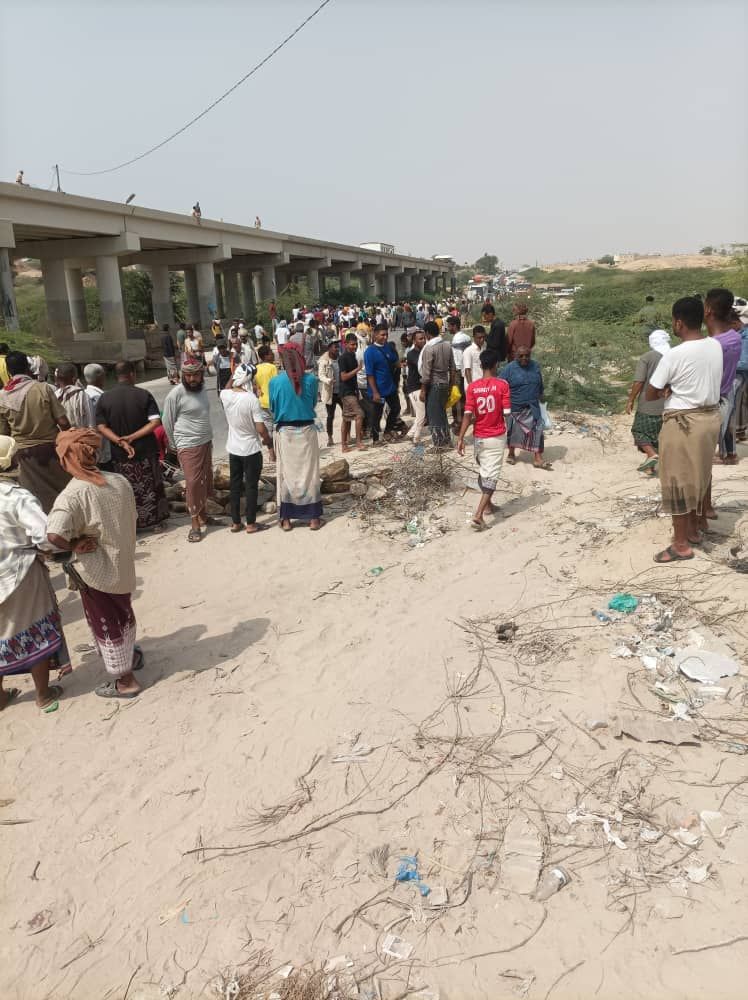 شاهد بالصور .. صيادو شحير يقطعون الخط الدولي الرابط بين المكلا والمناطق الشرقية للمطالبة بحقوقهمث شاهد بالصور .. صيادو شحير يقطعون الخط الدولي الرابط بين المكلا والمناطق الشرقية للمطالبة بحقوقهمث