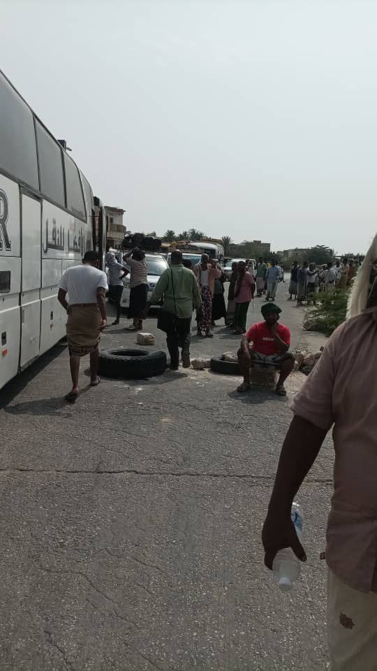 شاهد بالصور .. صيادو شحير يقطعون الخط الدولي الرابط بين المكلا والمناطق الشرقية للمطالبة بحقوقهمث شاهد بالصور .. صيادو شحير يقطعون الخط الدولي الرابط بين المكلا والمناطق الشرقية للمطالبة بحقوقهمث