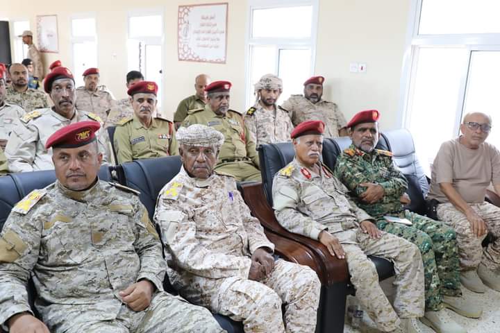 محافظ حضرموت وقائد المنطقة العسكرية الثانية يفتتحان الدورة الأولى لتأهيل قادة السرايا محافظ حضرموت وقائد المنطقة العسكرية الثانية يفتتحان الدورة الأولى لتأهيل قادة السرايا