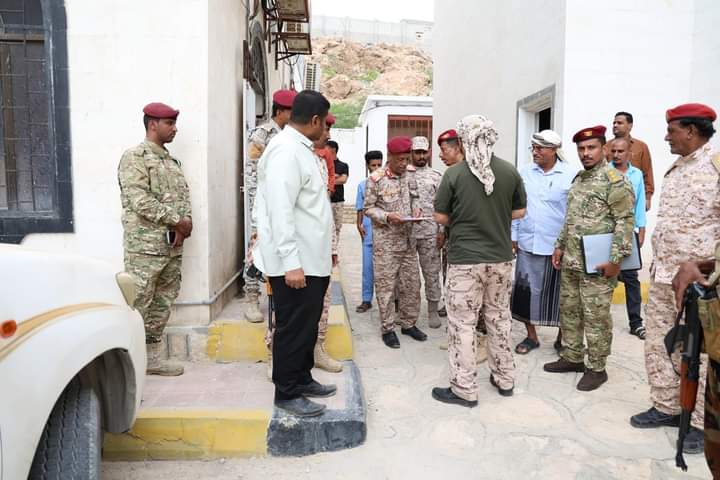 قائد المنطقة العسكرية الثانية يتفقد المستشفى العسكري بالمكلا ويؤكد على تطوير الخدمات الطبية قائد المنطقة العسكرية الثانية يتفقد المستشفى العسكري بالمكلا ويؤكد على تطوير الخدمات الطبية