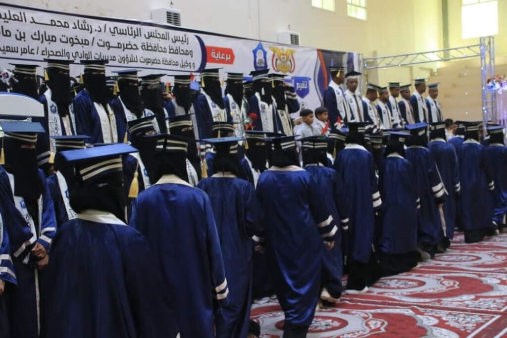 جامعة سيئون تحتفل بتخريج 887 طالبا وطالبة من حملة البكالوريوس والماجستير والدكتوراه (الدفعة السادسة) "شاهد الصور" جامعة سيئون تحتفل بتخريج 887 طالبا وطالبة من حملة البكالوريوس والماجستير والدكتوراه (الدفعة السادسة) "شاهد الصور"