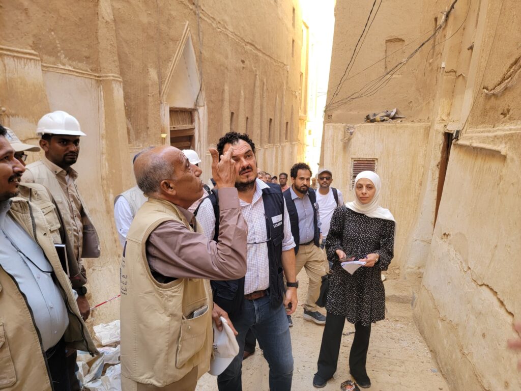 المدير فلهوم يشهد تقييم وفد الإتحاد الأوروبي ومنظمة اليونسكو لعدد من مشاريع ترميم مباني شبام التاريخية المدير فلهوم يشهد تقييم وفد الإتحاد الأوروبي ومنظمة اليونسكو لعدد من مشاريع ترميم مباني شبام التاريخية
