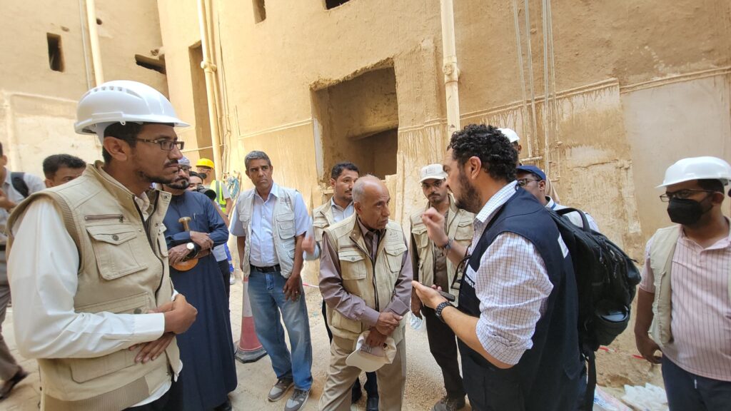 المدير فلهوم يشهد تقييم وفد الإتحاد الأوروبي ومنظمة اليونسكو لعدد من مشاريع ترميم مباني شبام التاريخية المدير فلهوم يشهد تقييم وفد الإتحاد الأوروبي ومنظمة اليونسكو لعدد من مشاريع ترميم مباني شبام التاريخية