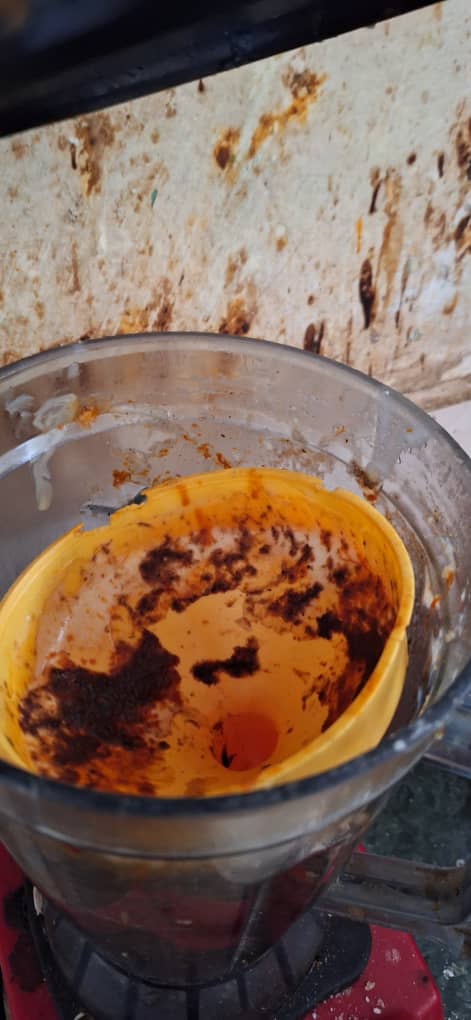 الاصحاح البيئي بمكتب الاشغال العامة بمديرية الشحر ينفذ حملة ويقوم باغلاق ثلاثة معامل لتحضير الشاورما بالمدينة "شاهد الصور" الاصحاح البيئي بمكتب الاشغال العامة بمديرية الشحر ينفذ حملة ويقوم باغلاق ثلاثة معامل لتحضير الشاورما بالمدينة "شاهد الصور"